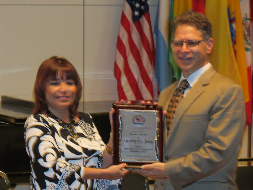 Elizabeth Quila recibiendo premio